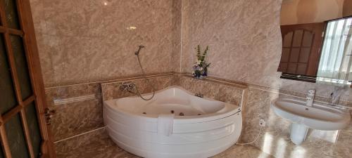 a bath tub and a sink in a bathroom at Готельно-Ресторанний Комплекс Три Бобри in Litowiż