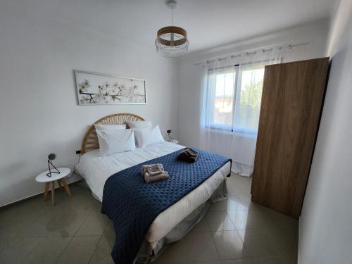 1 dormitorio con 1 cama con manta azul en Villa Rose, en Le Muy