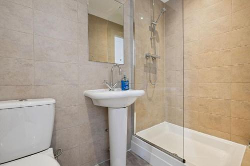 (G3) Grand 2 bed Blythswood Apartment في غلاسكو: حمام مع مرحاض ومغسلة ودش