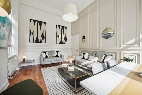 (G3) Grand 2 bed Blythswood Apartment في غلاسكو: غرفة معيشة مع أريكة وطاولة