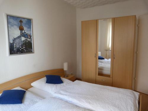 een slaapkamer met een bed en een spiegel bij Ferienwohnung Marbach-Zentrum in Marbach am Neckar