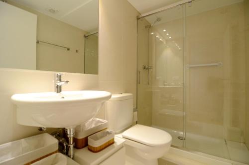 レスタルティットにあるAPARTAMENTO ESGLESIA 7のバスルーム(トイレ、洗面台、シャワー付)