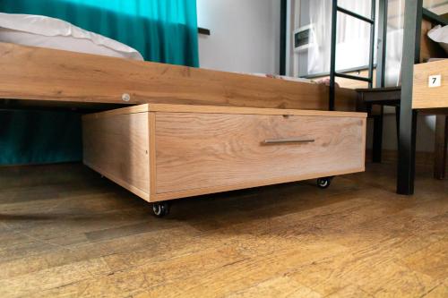 Llit o llits en una habitació de Almaty Backpackers