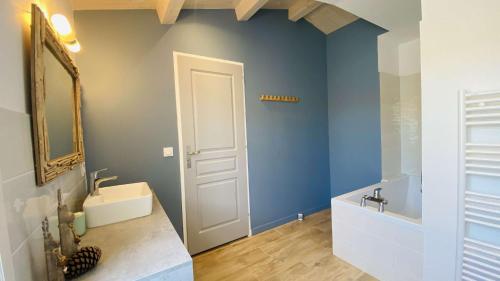 ル・ボワ・プラージュ・アン・レにあるSuperbe villa entièrement équipée avec piscineの洗面台と鏡のあるバスルーム