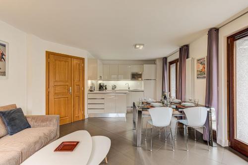 un salon avec un canapé, une table et des chaises dans l'établissement Apartment Alpes IV - Alpes Travel - Central Chamonix (sleeps 4), à Chamonix-Mont-Blanc