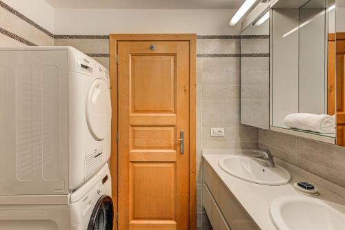 y baño con lavadora y lavamanos. en Apartment Alpes IV - Alpes Travel - Central Chamonix (sleeps 4), en Chamonix-Mont-Blanc