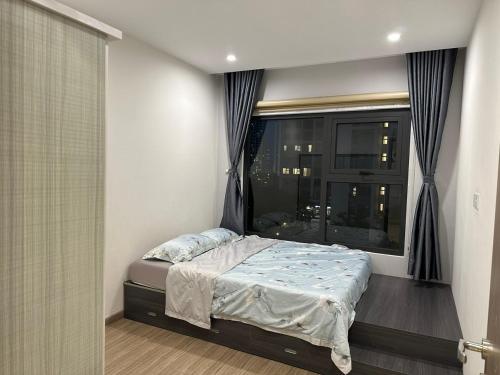 胡志明市的住宿－An Nhiên Vinhome Grand Park 0425，一间小卧室,配有床和窗户