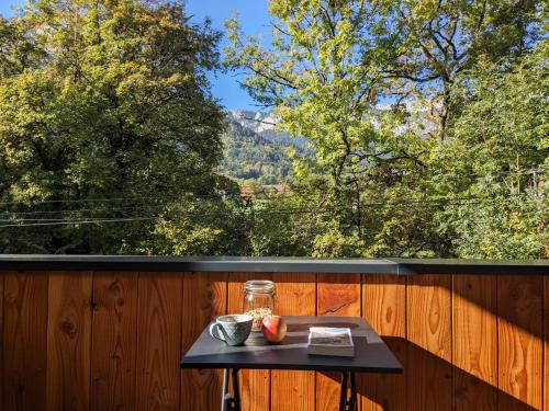 杜薩爾的住宿－Maison entre lac et montagnes，山景围栏上的桌子
