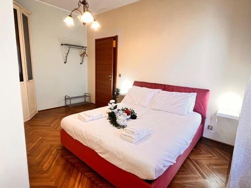 Un dormitorio con una cama grande con flores. en sky apartment a due passi dalla stazione, en Collegno
