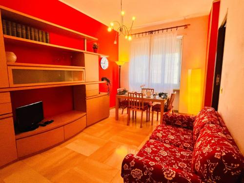 TV a/nebo společenská místnost v ubytování sky apartment a due passi dalla stazione