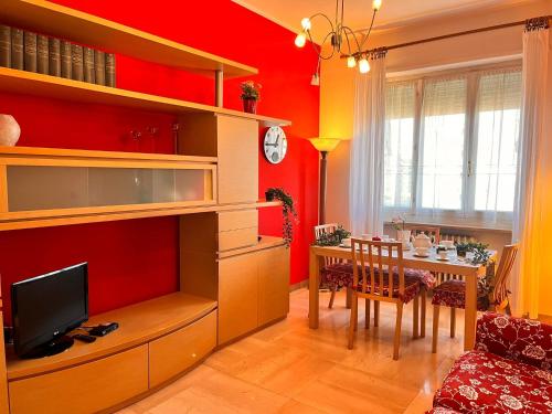 TV a/nebo společenská místnost v ubytování sky apartment a due passi dalla stazione