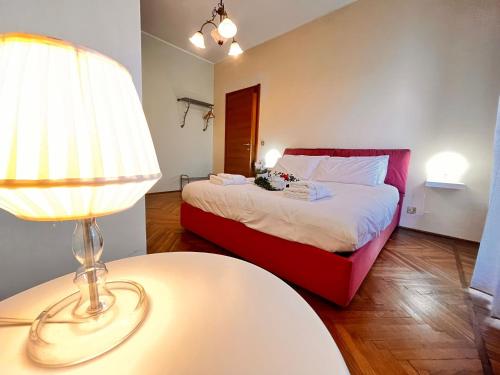 Postel nebo postele na pokoji v ubytování sky apartment a due passi dalla stazione
