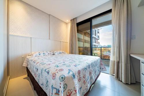 1 dormitorio con cama y ventana grande en 200 - Belíssimo apto Vista Mar sendo 02 suítes, en Bombinhas