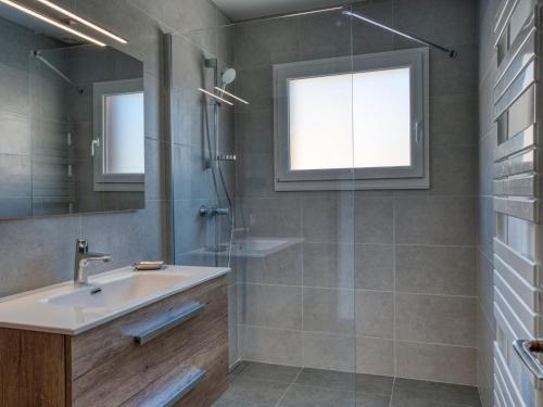 une salle de bain avec un lavabo et une douche dans l'établissement Charmant appart T3 pour 4 pers, proche pistes, centre et sports - Balcon Sud/Est, animaux OK - FR-1-453-80, à Megève