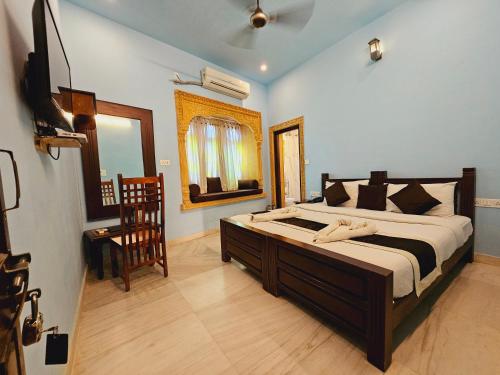 1 dormitorio con 1 cama grande y 1 silla en Royal Villa Jaisalmer, en Jaisalmer