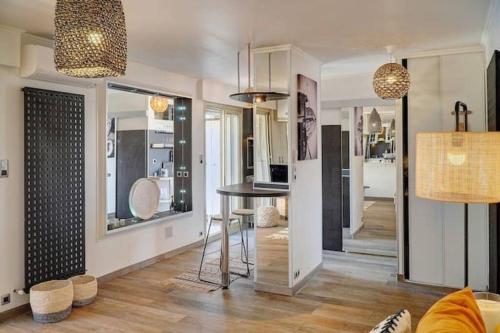 un salon avec une table et une salle à manger dans l'établissement Beautiful 28m2 studio with balcony, à Cannes