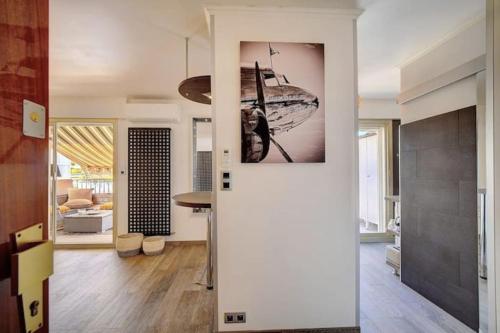 un salon avec une photo d'un avion sur le mur dans l'établissement Beautiful 28m2 studio with balcony, à Cannes