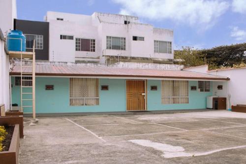 un edificio con un estacionamiento delante de él en Apartamento Loja Cómodo e Independiente, en Loja