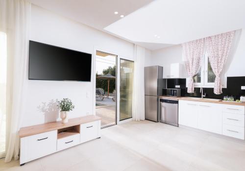 Una cocina o zona de cocina en Villa Luna with swimming pool in Pitsidia