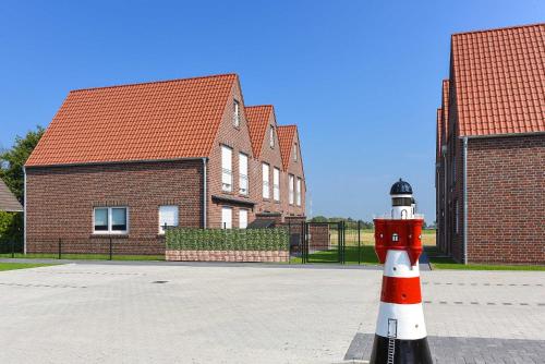 ベンサージールにあるFerienhäuser Nordseethermeの家の前の赤白消火栓