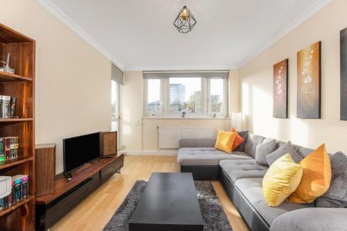 a living room with a couch and a tv at Flat near Angel St City University & Tube- MAC 1 in London
