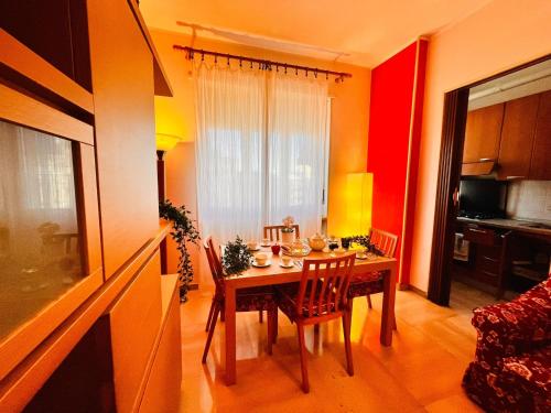 TV a/nebo společenská místnost v ubytování sky apartment a due passi dalla stazione