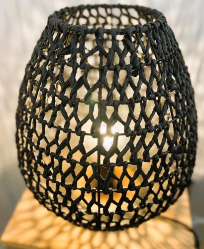 un vase noir et blanc assis sur une table dans l'établissement Villa Saint Jacques, Studio Le Ciel, au Tréport