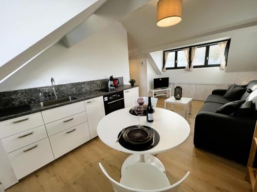 ル・トレポールにあるVilla Saint Jacques, Studio Le Cielのキッチンとテーブルとソファのあるリビングルーム