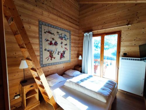 sypialnia z łóżkiem w drewnianym domku w obiekcie Chalet haut de gamme à Isola 2000, proximité pistes, 6 couchages, Wi-Fi inclus - FR-1-292-193 w mieście Isola