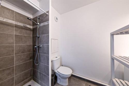 une salle de bain avec toilettes et douche dans l'établissement F2 Cozy Pour 4 Proche Disneyland - Fairytale Factory, à Villeneuve-Saint-Denis