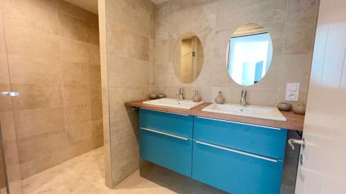 Kúpeľňa v ubytovaní Magnifique villa avec piscine chauffée au centre du village