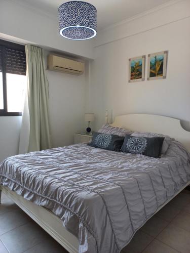 um quarto com uma cama grande num quarto em Céntrico departamento en Corrientes em Corrientes
