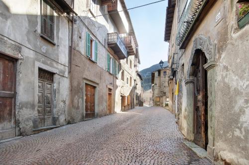 an empty street in an alley between buildings at Casa Bianca in Bormio