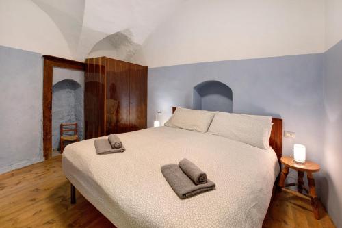 a bedroom with a bed with two towels on it at Casa Bianca in Bormio