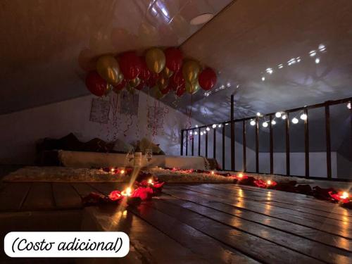 Zimmer mit Holzboden und Weihnachtsbeleuchtung in der Unterkunft Como en casa super equipado in Popayan