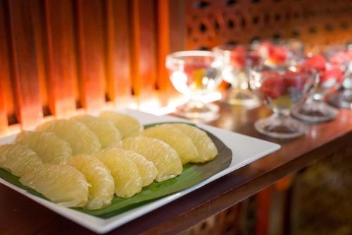 un piatto di cibo seduto su un tavolo con bicchieri di TAMCOC VUTHANH FRIENDLY Hotel a Ninh Binh