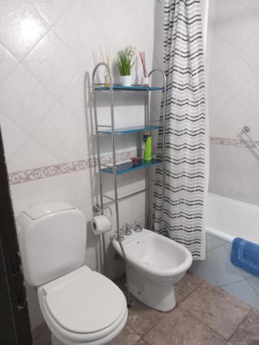 uma casa de banho com um WC e um bidé em Céntrico departamento en Corrientes em Corrientes