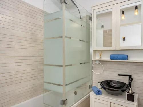bagno con doccia in vetro e lavandino di Chalet Baena Torremolinos a Torremolinos