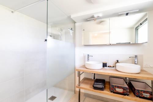 ein Badezimmer mit zwei Waschbecken und einer Dusche in der Unterkunft La Chevallerie in Saint-Christophe-du-Bois