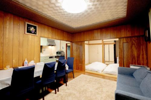 - un salon avec une table, des chaises et un lit dans l'établissement Furano Garden House - Vacation STAY 15463, à Furano
