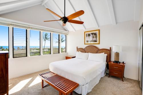 um quarto com uma cama e uma ventoinha de tecto em Makanui at Poipu Resort 222 em Koloa