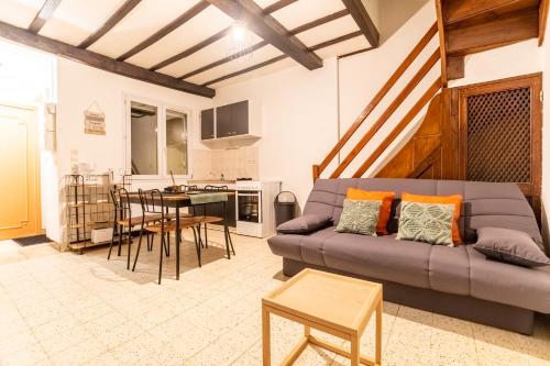 ein Wohnzimmer mit einem Sofa und einem Tisch in der Unterkunft Le Nairobi, Abbeville in Abbeville