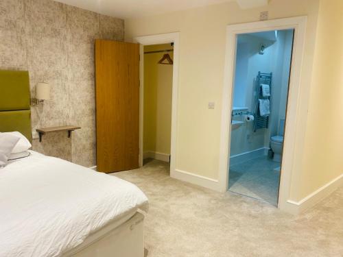 um quarto com uma cama e uma casa de banho com um WC em The Shire Residence em Shrewsbury