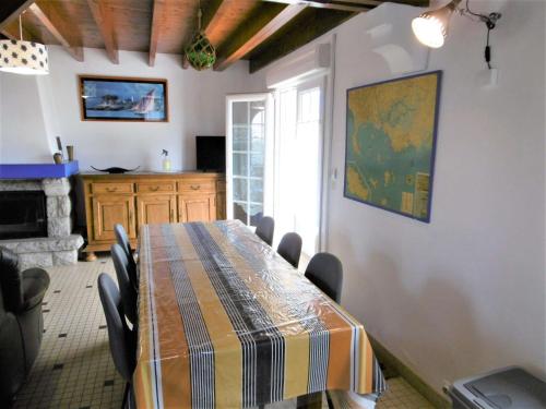 une salle à manger avec une table et des chaises dans l'établissement Maison 4 pièces 6 personnes à 500 m de la plage - Yaelle, à Sarzeau
