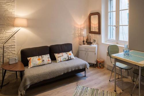 Posezení v ubytování Studio Mars ( climatisé) 10 mn du vieux port , dans le Panier