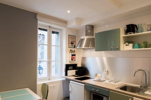 Kuchyň nebo kuchyňský kout v ubytování Studio Mars ( climatisé) 10 mn du vieux port , dans le Panier