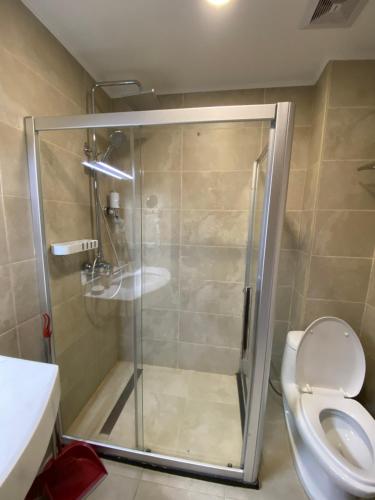 een badkamer met een douche en een toilet bij Crystal resort b209 in Bakuriani