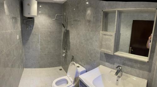 Kupatilo u objektu شاليه هدى دورين والعاب مائيه