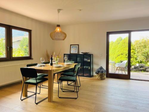 インツェルにあるFerienhaus Bergrausch26 - Chiemgau Karteのダイニングルーム(木製テーブル、椅子付)