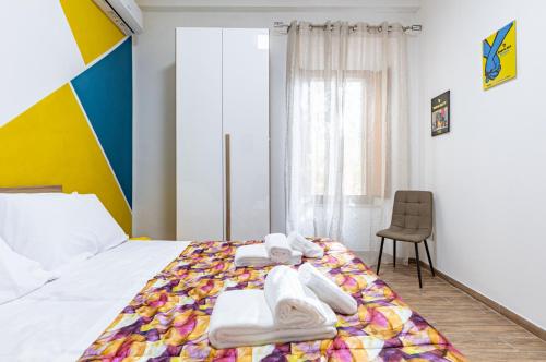 um quarto de hotel com uma cama com toalhas em Casa di Angelo Vibrant Apartment em Perugia